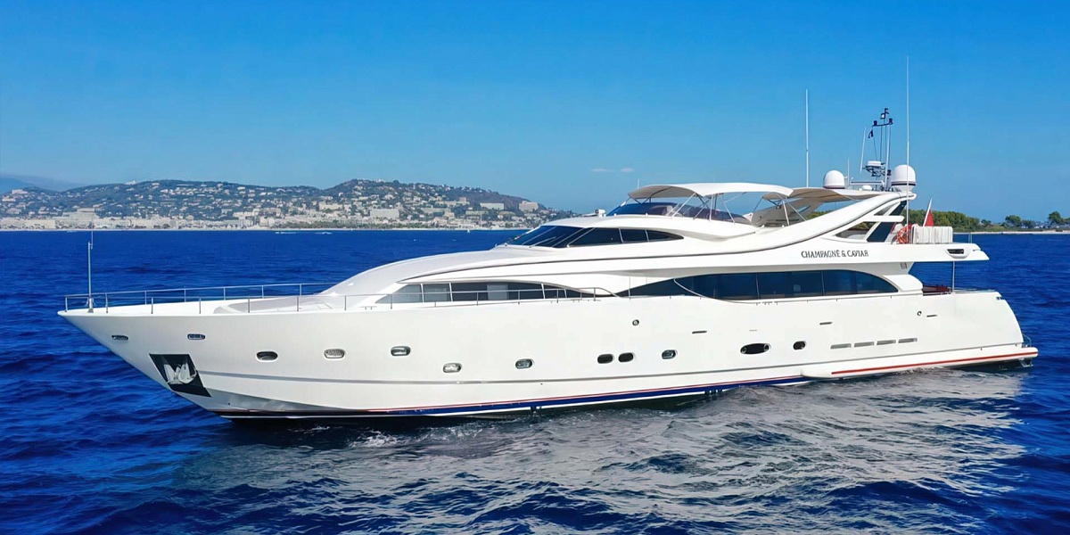 Аренда мега яхты Custom Line 112 CHAMPAGNE AND CAVIAR в Италии, Амальфи